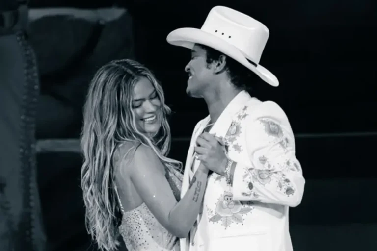 Mirá a Karol G y Bruno Mars cariñosos y juguetones tras bastidores en el tierno video oficial de “Still”