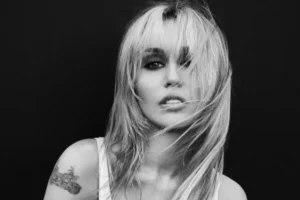 Miley Cyrus logra su primer No. 1 en el Billboard 200 en más de una década con 'Bass Persuades'