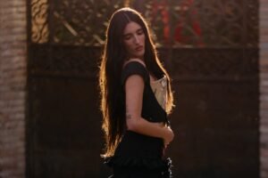 Judeline estrena "La Falda" entre flamenco, cine y referencias españolas